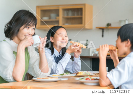 朝食でトースト・食パンを食べる家族・ファミリー(中学生・小学生) 朝食でトースト・食パンを食べる家族・ファミリー(中学生・小学生) 115782357