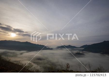 ツエノ峰の雲海 115782413