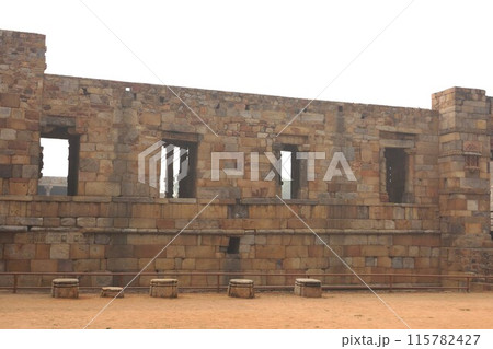 インド デリー クトゥブ･ミナールの遺跡 115782427