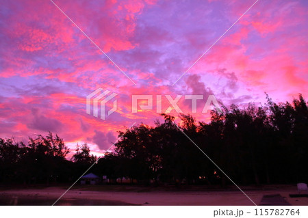 インド洋の貴婦人とも称される島国モーリシャス　南東岸に位置するブルーベイのビーチからの朝焼け 115782764