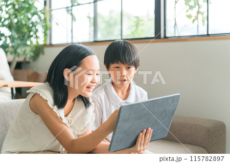 家でタブレットPC・タブレット端末を使う子供達 家でタブレットPC・タブレット端末を使う子供達 115782897