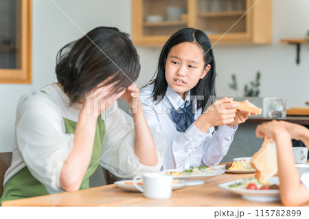 更年期・体調不良で泣く母親・主婦を心配する子供・家族（ストレス・更年期） 115782899