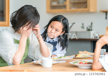 ストレス・うつ病・病気・頭痛で泣く母親・主婦を心配する子供・家族（ストレス・更年期） 115782901