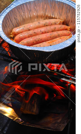 食べるよ！キャンプ場で焚き火調理 115782926