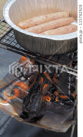 食べるよ！キャンプ場で焚き火調理 115782928