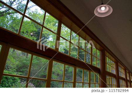 威風堂々たる明治期の西洋風館「旧函館区公会堂」・内観 115782994