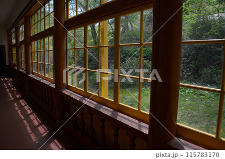 威風堂々たる明治期の西洋風館「旧函館区公会堂」・内観 115783170