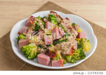 焼豚とブロッコリーの粒マスタードソース 焼豚とブロッコリーの粒マスタードソース 115783192