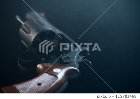 シリンダーを開けたリボルバー　Smith & Wesson M29　4インチ　ロシアンルーレット 115783469