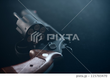 シリンダーを開けたリボルバー　Smith & Wesson M29　4インチ　6発装填 115783470
