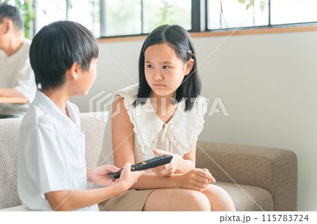 テレビ・ホームシアター・DVDのリモコンを使う子供達 115783724