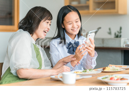 ママと一緒にスマホ・スマートフォンを見る子供・中学生・高校生 115783725