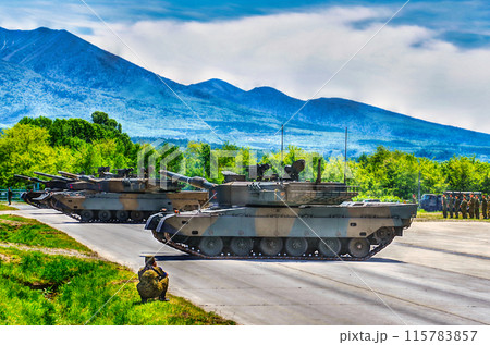 観閲式に臨む自衛隊の戦車 115783857