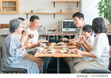 家のダイニング・食卓で食事をする家族・三世代家族・ファミリー 115783891