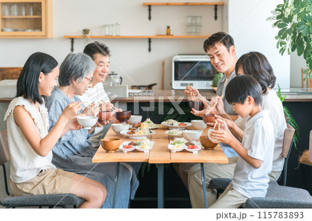 家のダイニング・食卓で食事をする家族・三世代家族・ファミリー 115783893