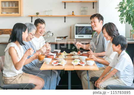 家のダイニング・食卓で食事をする家族・三世代家族・ファミリー 家のダイニング・食卓で食事をする家族・三世代家族・ファミリー 115783895