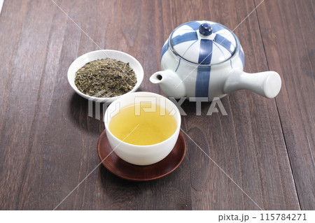 注がれた緑茶 注がれた緑茶 115784271
