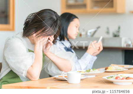 食事中にスマホを使う反抗期の子供と困る両親・家族 食事中にスマホを使う反抗期の子供と困る両親・家族 115784656