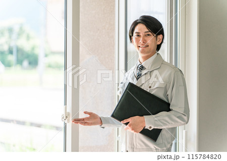 窓・ドア・サッシ・ガラス戸・鍵を案内するビジネスマン（樹脂サッシ・省エネ基準） 115784820