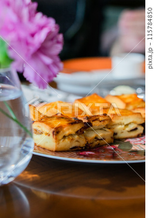 高級ホテルのアフタヌーンティー 高級ホテルのアフタヌーンティー 115784850