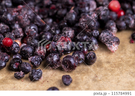 large number of frozen blueberries with red unripe 115784991
