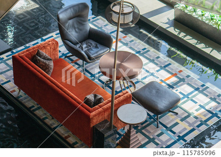 格式高いホテルのラウンジ　ソファ 115785096