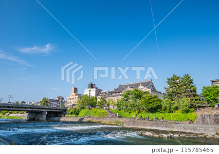 夏の京都鴨川風景 四条大橋下流側 夏の京都鴨川風景 四条大橋下流側 115785465
