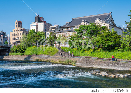 夏の京都鴨川風景 四条大橋下流側 夏の京都鴨川風景 四条大橋下流側 115785466