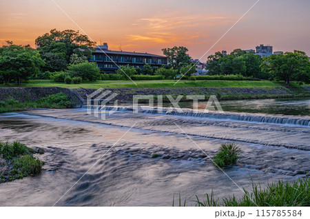 京都鴨川夕景　オレンジ色に染まる空 115785584