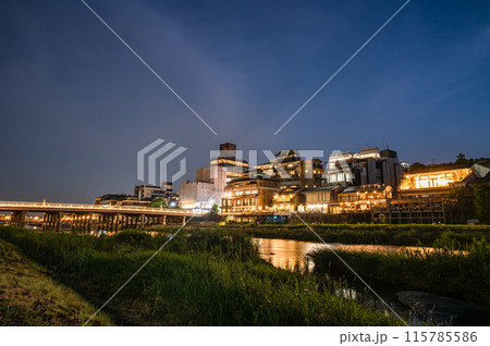 京都鴨川夜景　三条大橋上流側 115785586