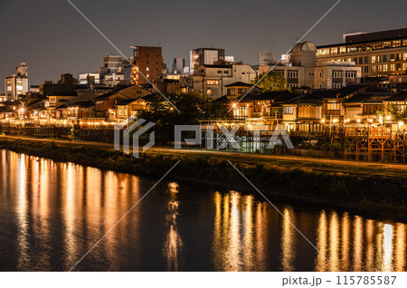京都鴨川夜景　四条大橋上流側 115785587