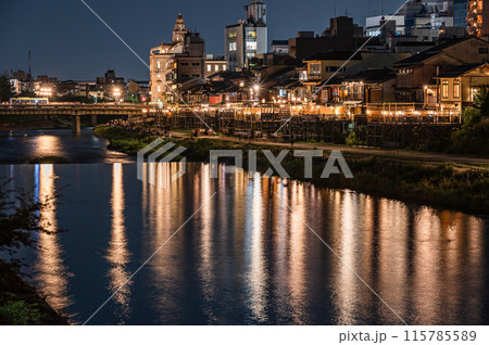 京都鴨川夜景　四条大橋上流側 115785589