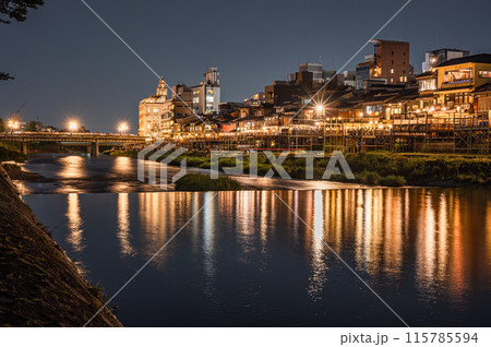 京都鴨川夜景　四条大橋上流側 115785594