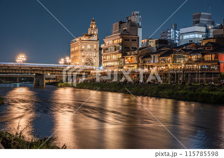 京都鴨川夜景　四条大橋上流側 115785598