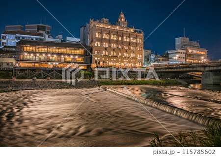 京都鴨川夜景　四条大橋下流側 115785602