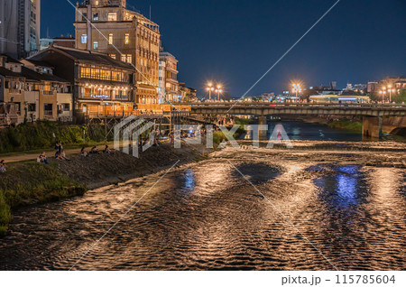京都鴨川夜景　四条大橋下流側 115785604