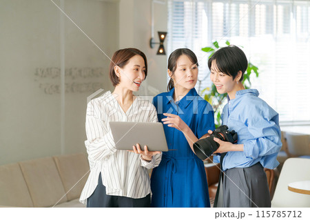 撮影の打ち合わせをする女性達 115785712