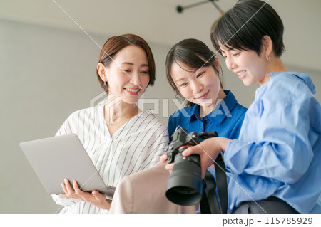 撮影した画像をチェックする女性達 115785929