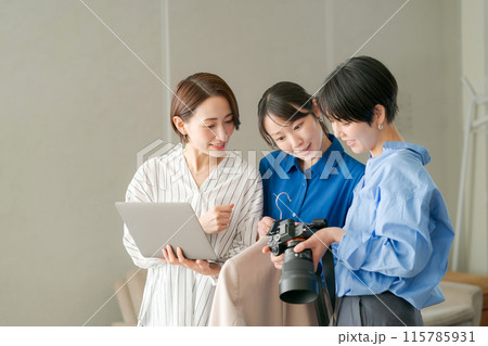 撮影した画像をチェックする女性達 115785931