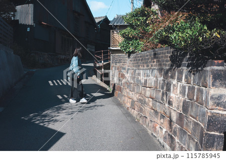 散歩道を歩く女性 散歩道を歩く女性 115785945