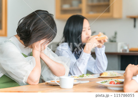 子供の反抗期に疲れた女性・ママ・母親・お母さん(ストレス・うつ病) 子供の反抗期に疲れた女性・ママ・母親・お母さん(ストレス・うつ病) 115786055