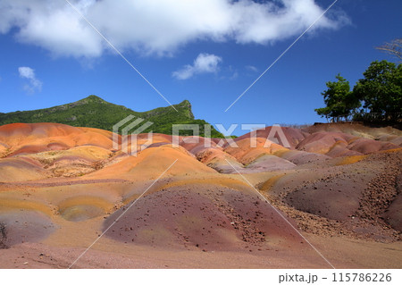 インド洋の貴婦人とも称される島国モーリシャス 西部のブラックリバー県シャマレル村にある七色の大地 インド洋の貴婦人とも称される島国モーリシャス 西部のブラックリバー県シャマレル村にある七色の大地 115786226