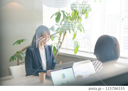 打ち合わせをする女性社員 115786335