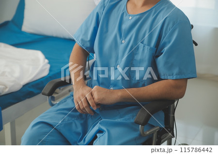 Female doctors who treat patients make an appointment to listen to the results after a physical examination and explain medical information and diagnose the disease. Medical concepts and good healt. Female doctors who treat patients make an appointment to listen to the results after a physical examination and explain medical information and diagnose the disease. Medical concepts and good healt. 115786442
