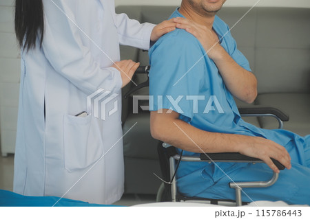 Female doctors who treat patients make an appointment to listen to the results after a physical examination and explain medical information and diagnose the disease. Medical concepts and good healt. Female doctors who treat patients make an appointment to listen to the results after a physical examination and explain medical information and diagnose the disease. Medical concepts and good healt. 115786443