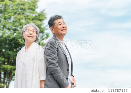 公園で空を見上げるシニア・高齢者夫婦(笑顔) 公園で空を見上げるシニア・高齢者夫婦(笑顔) 115787135