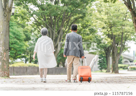スーツケースを持って旅行する高齢者夫婦の後ろ姿(シニアライフ・アクティブシニア) スーツケースを持って旅行する高齢者夫婦の後ろ姿(シニアライフ・アクティブシニア) 115787156
