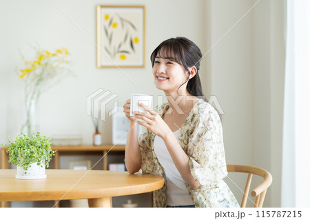 ダイニングでくつろぐ若い女性 115787215