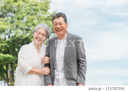 公園で腕を組む仲良しのシニア夫婦・高齢者夫婦(健康寿命・シニアライフ) 公園で腕を組む仲良しのシニア夫婦・高齢者夫婦(健康寿命・シニアライフ) 115787291