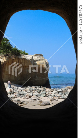 洞窟の先に見える海　高戸小浜　高萩市 115787475